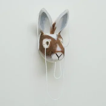 Erin Ggaadimits Ivalu Gingrich (Koyukon Dené / Iñupiaq) Shedding Ukalliq from Ggasilat, 2022 Basswood, acrylic paint, glass beads 4 x 9 ½ x 3 ½ inches Museum Purchase from the Eiteljorg Contemporary Art Fellowship