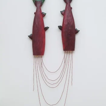 Erin Ggaadimits Ivalu Gingrich (Koyukon Dené / Iñupiaq) Spawning Iqalukpik Double from Kasilof, 2022 Basswood, acrylic paint, glass beads, and salmon vertebrae 50 x 20 x 2 ½ inches Museum Purchase from the Eiteljorg Contemporary Art Fellowship